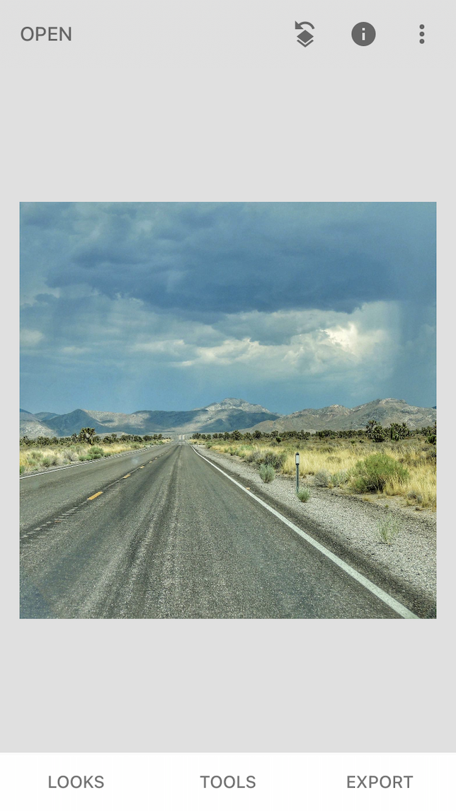 La toma anterior de una imagen de doble exposición que muestra un camino a través del desierto.