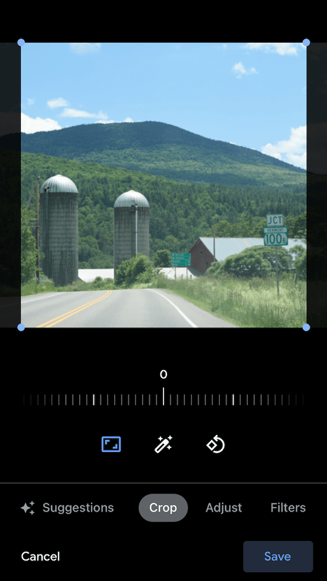 Una captura de pantalla en Google Photos que muestra cómo rotar y recortar una foto.