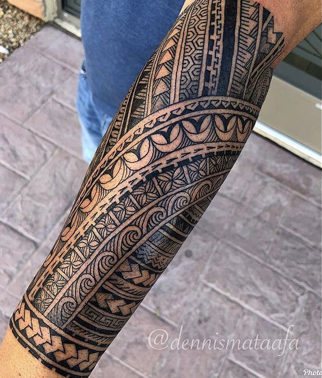 tatuaje polinesio tradicional búho y tatuaje de brazo ondulado