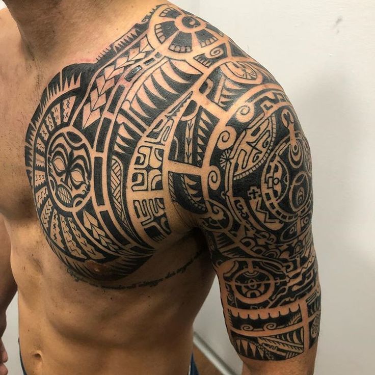 tatuaje polinesio tradicional tatuaje de tótem tiki hawaiano
