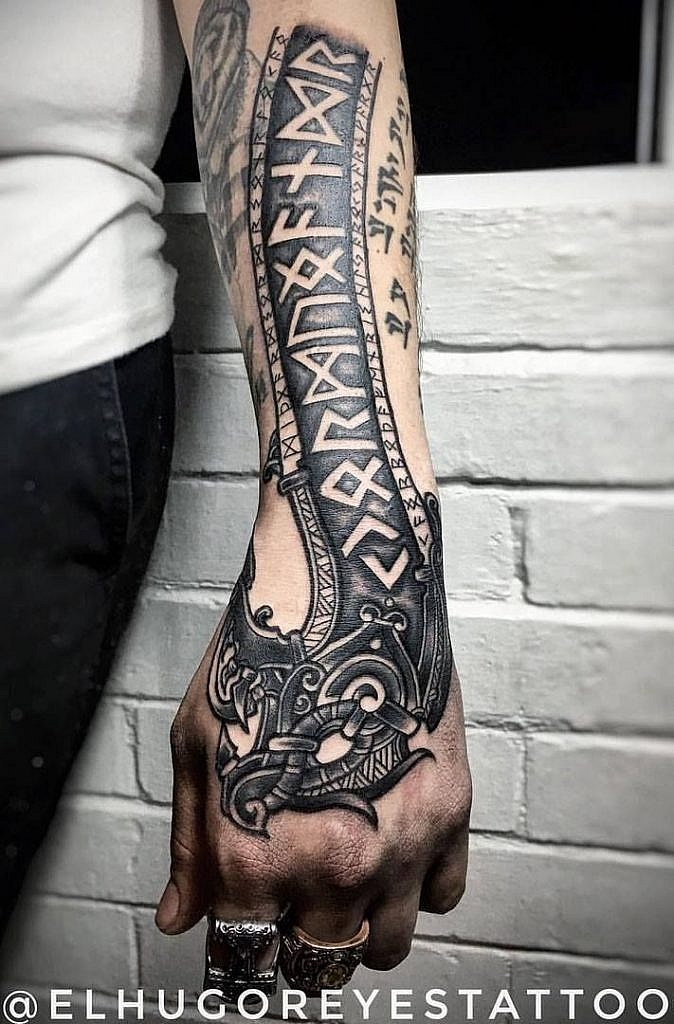 tatuajes nórdicos tatuaje de hacha vikinga