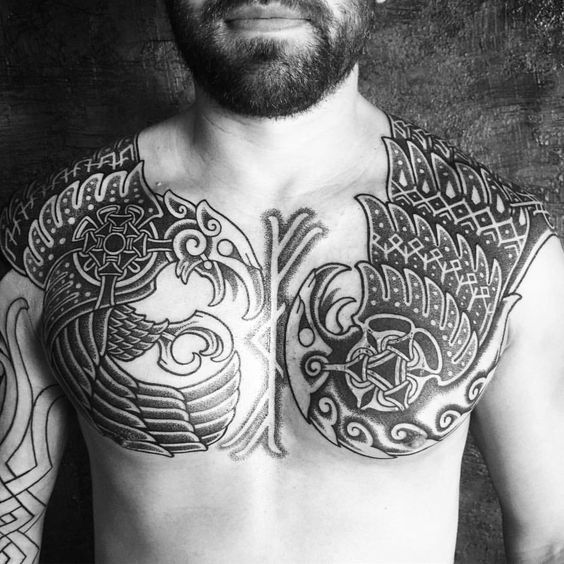 tatuaje nórdico pectoral completo