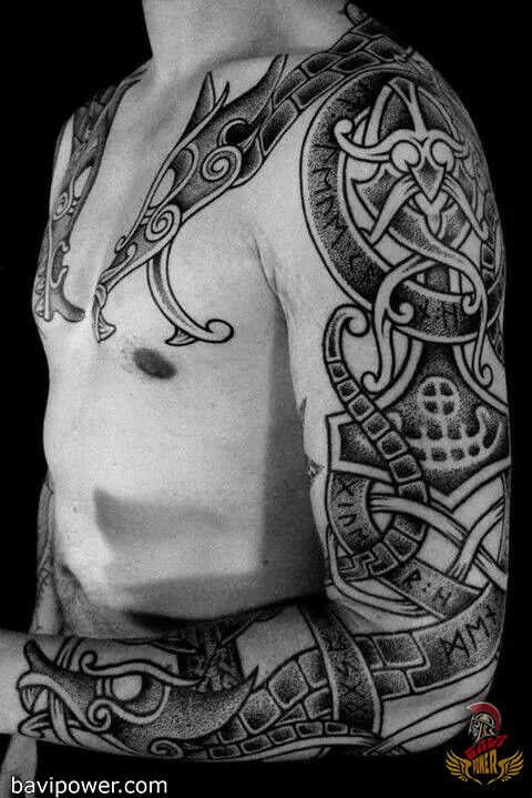 tatuaje nórdico vikingo de manga completa