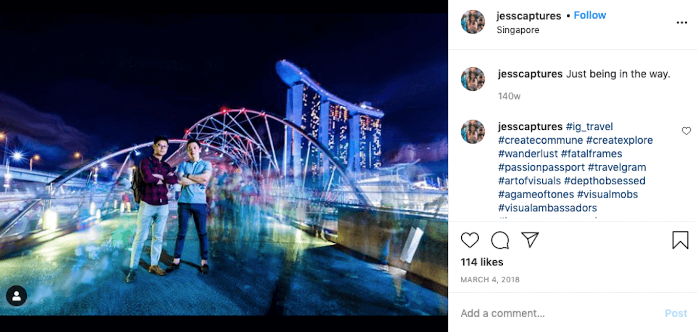 Una captura de pantalla de Instagram que muestra una toma de larga exposición de una multitud de personas frente a un punto de referencia de Singapur