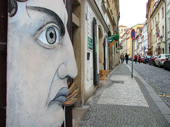 escena callejera con arte público.