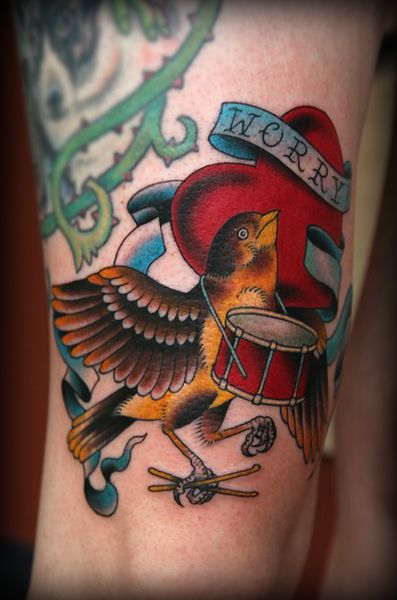 tatuaje tradicional americano pájaro y corazón 
