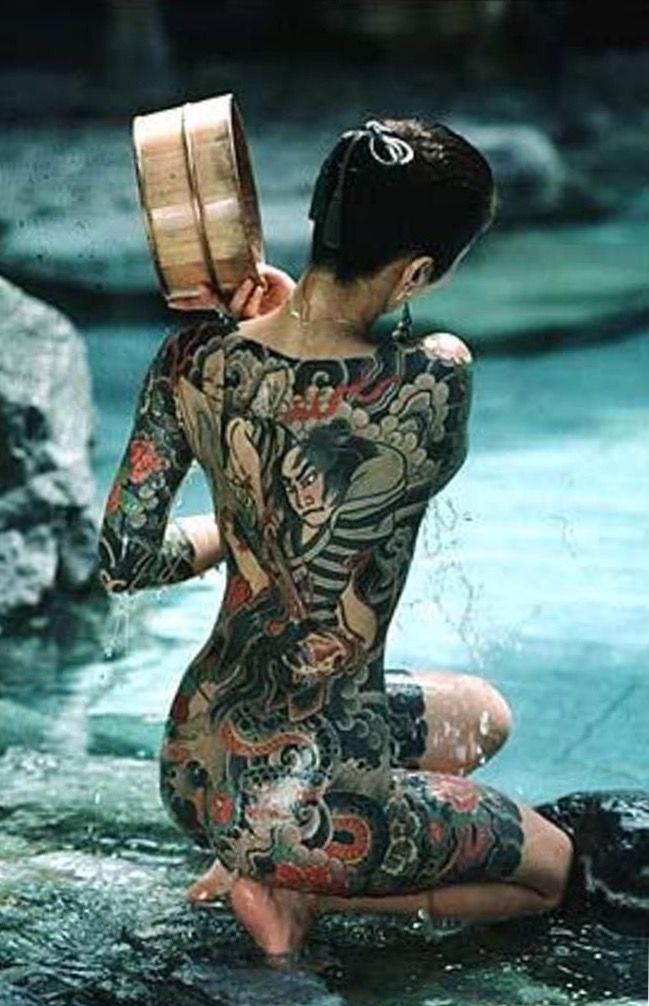 tatuaje tradicional japonés tatuaje de mujer de cuerpo completo