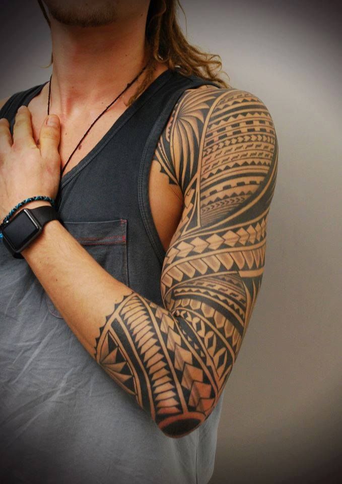 tatuaje tradicional polinesio tatuaje en la parte superior del brazo