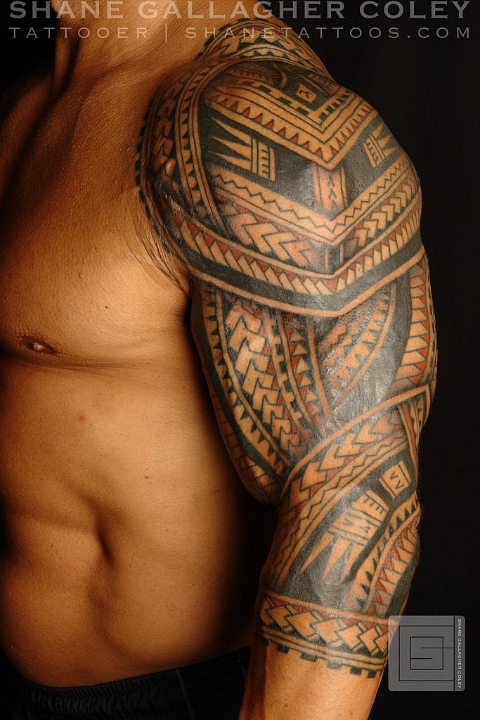 tatuaje polinesio tradicional tatuaje de hombro maorí de color