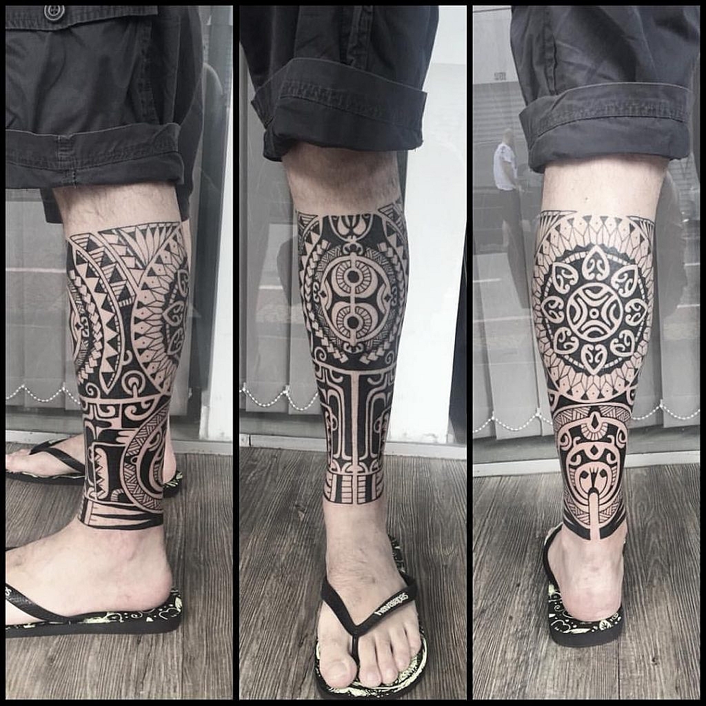 tatuaje tradicional polinesio tatuaje hawaiano en la parte inferior de la pierna