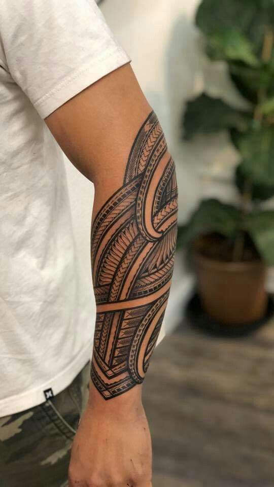 tatuaje tradicional polinesio tatuaje en la parte inferior del brazo
