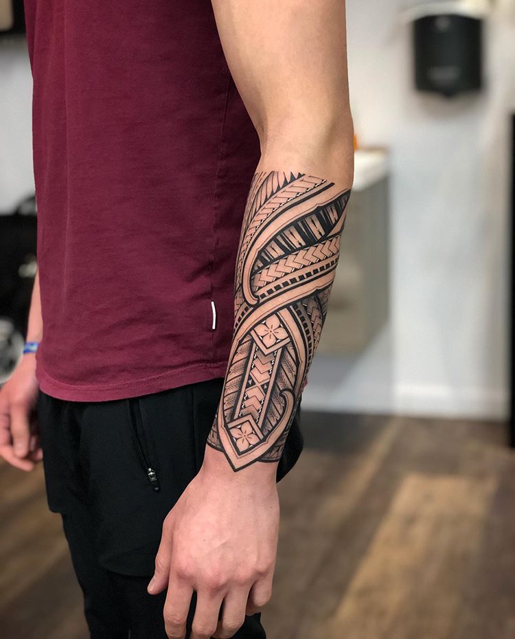 tatuaje polinesio tradicional tatuaje moderno en la parte inferior del brazo