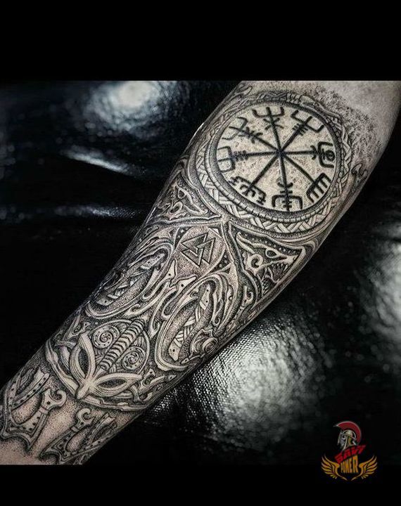 tatuaje nórdico tatuaje de brújula vikinga