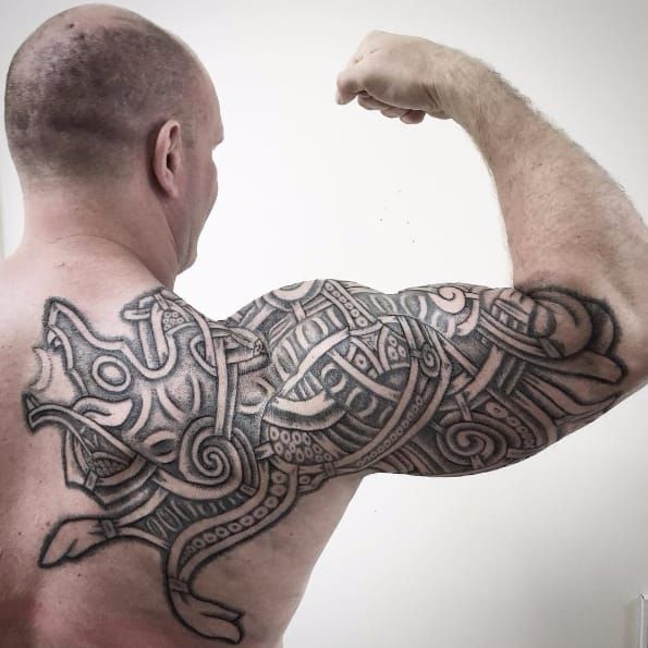 tatuaje nórdico lobo hombro tatuaje