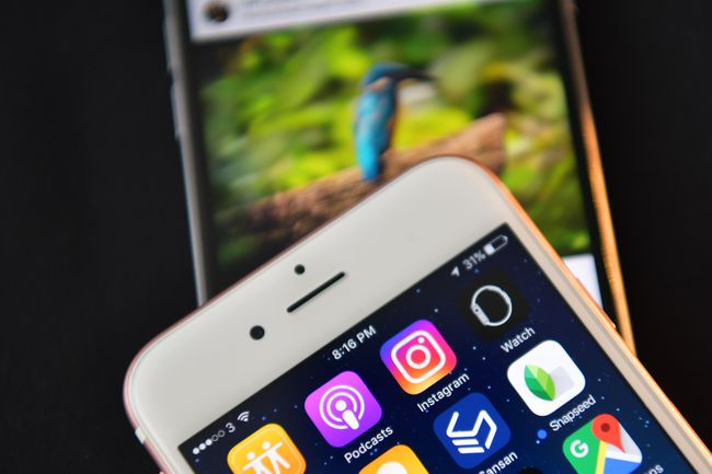 Teléfono inteligente que muestra el icono de la aplicación de Instagram.